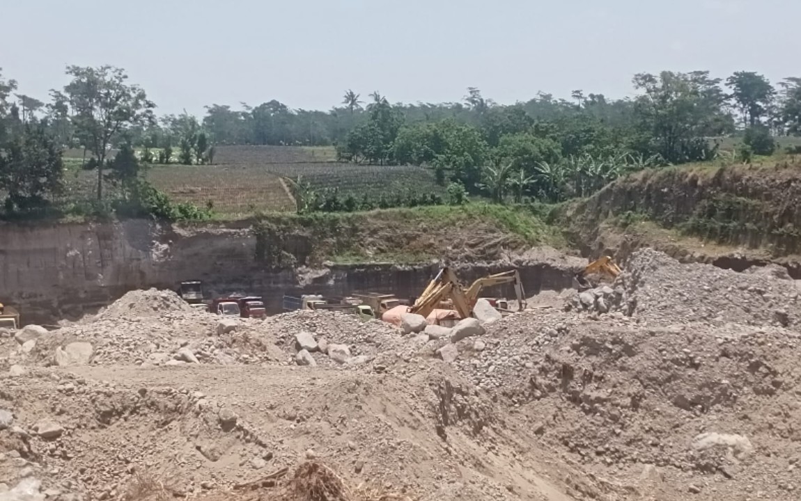 Diduga Aktivitas Penambangan Pasir di Kali Complang Tak Kantongi Izin, APH Terkesan Tutup Mata