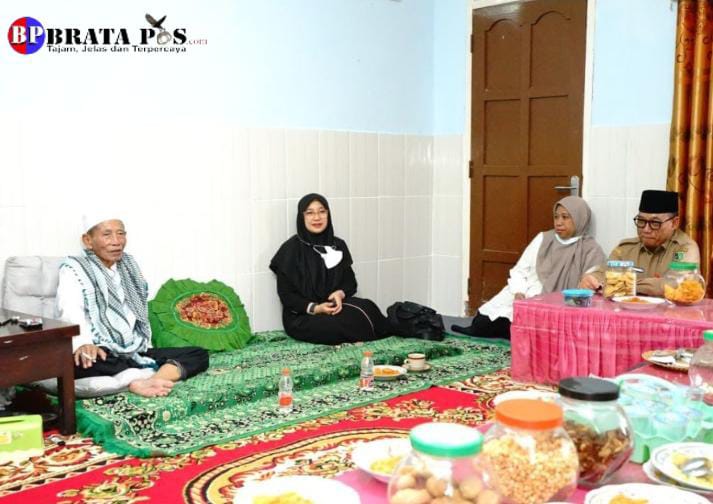 Momen Lebaran, Bupati Ipuk Ajak Rombongan OPD Silaturahmi ke Kyai Sepuh dan Pesantren